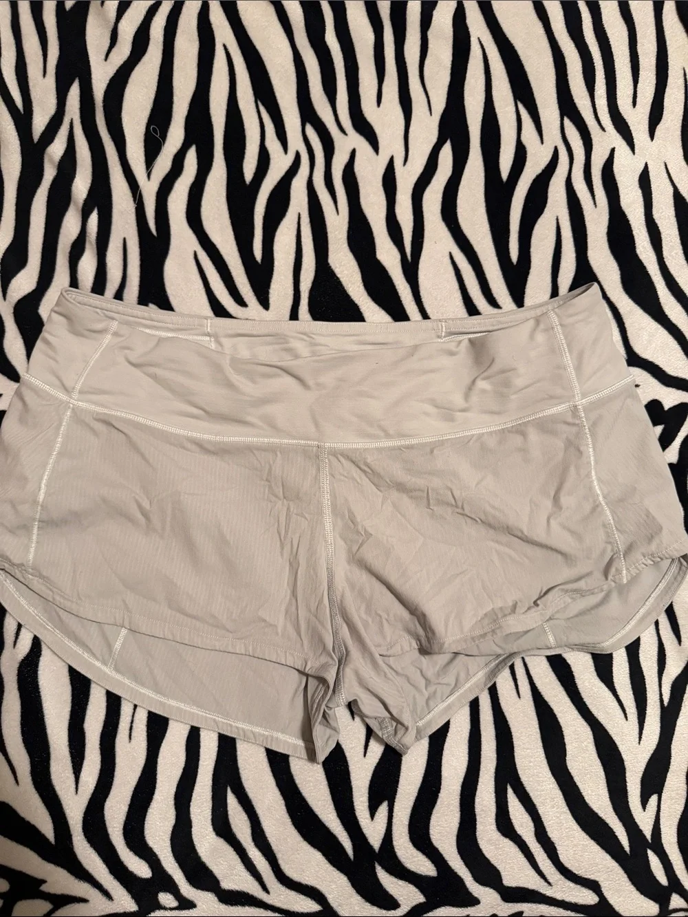 lululemon athletica Women's Light Beige Athletic Shorts - Picture 2 of 2